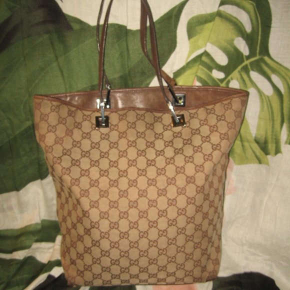 GUCCI Handbags - ❤️Authentic GUCCI GG Canvas Shopper Bag Purse